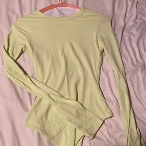 Selling due to sizing, small and runs small but snatches the body and waist.